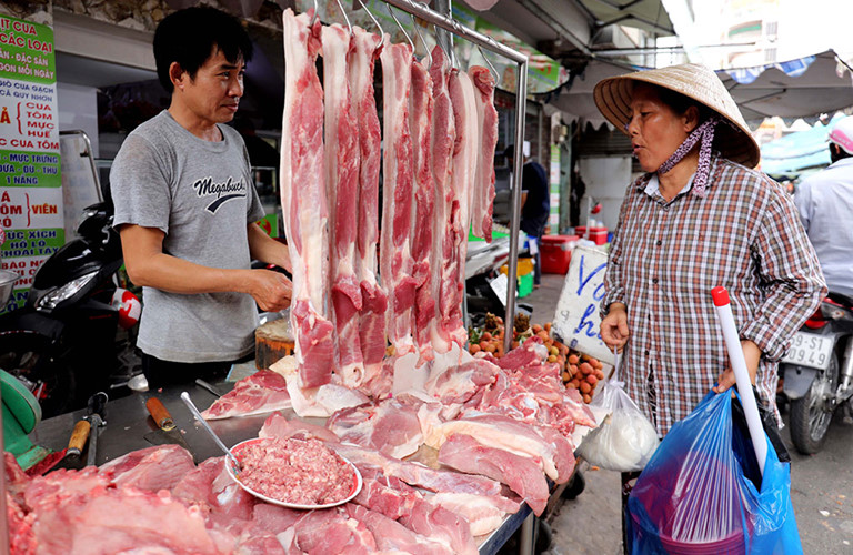 Bảng giá thịt heo hơi hôm nay 25/7, giá lợn hơi miền Bắc, Trung và miền Nam ổn định. Bộ Công Thương lập đoàn kiểm tra liên ngành mặt hàng thịt heo.