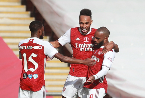 Niềm vui của các cầu thủ Arsenal sau khi Aubameyang gỡ hòa 1-1 - Ảnh: REUTERS