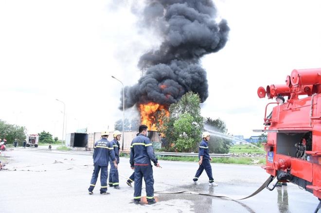 Khoảng 5 xe cứu hỏa cùng hàng chục chiến sỹ Cảnh sát PCCC được huy động tới hiện trường khẩn trương dập đám cháy.