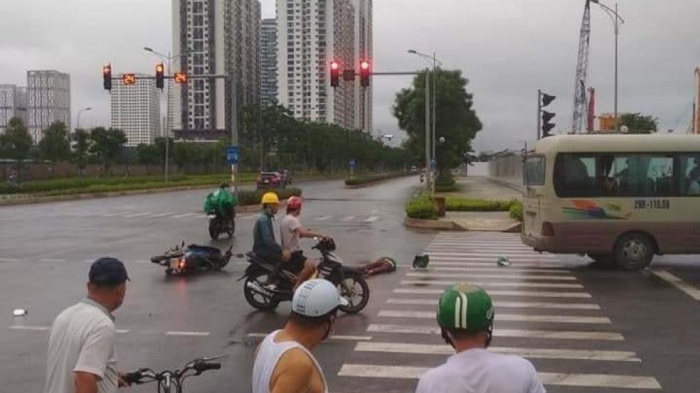 Sau va chạm giao thông với xe khách, tài xế GrabBike tử vong tại chỗ trên đường đô thị Khu ngoại giao đoàn (quận Bắc Từ Liêm, Hà Nội).