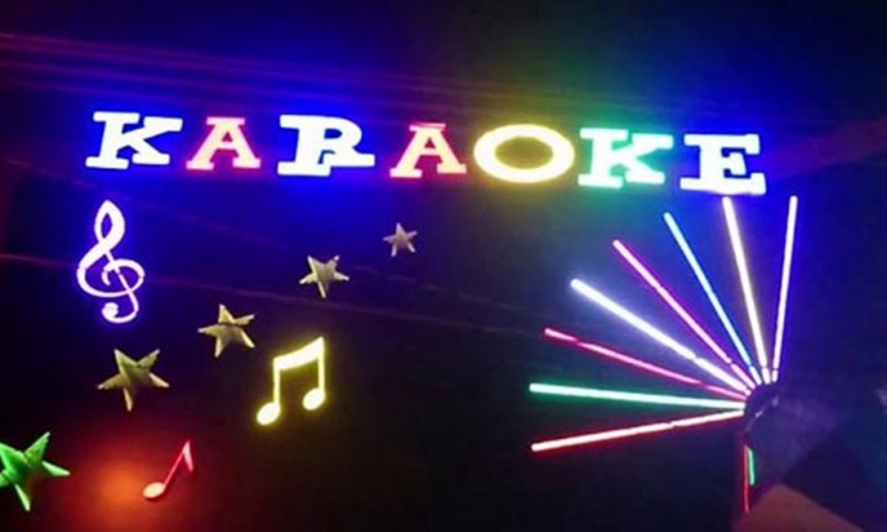 Hai vị khách nam giới có mặt trong quán karaoke khai với cơ quan chức năng “nghề nghiệp” là thầy cúng.
