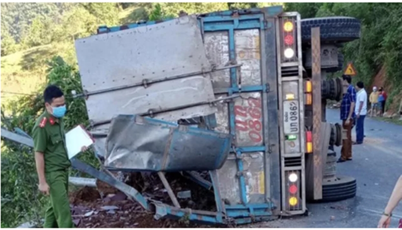 Xe tải lật khi đổ đèo, tài xế cấp cứu, 2 mẹ con tử vong tại Phú Thọ