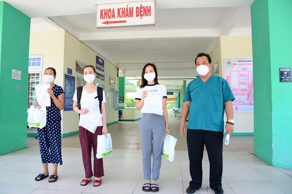 BS Lê Thanh Phúc, Giám đốc BV Phổi Đà Nẵng (bên phải) trao giấy chứng nhận cho bệnh nhân ra viện