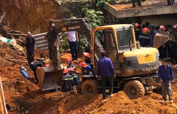 Một vụ sập công trình ở Phú Thọ vừa xảy ra khiến nhiều người thương vong. Hiện lực lượng chức năng đã tìm thấy thi thể 4 nạn nhân và đang tiếp tục đào bới hiện trường để cứu hộ.