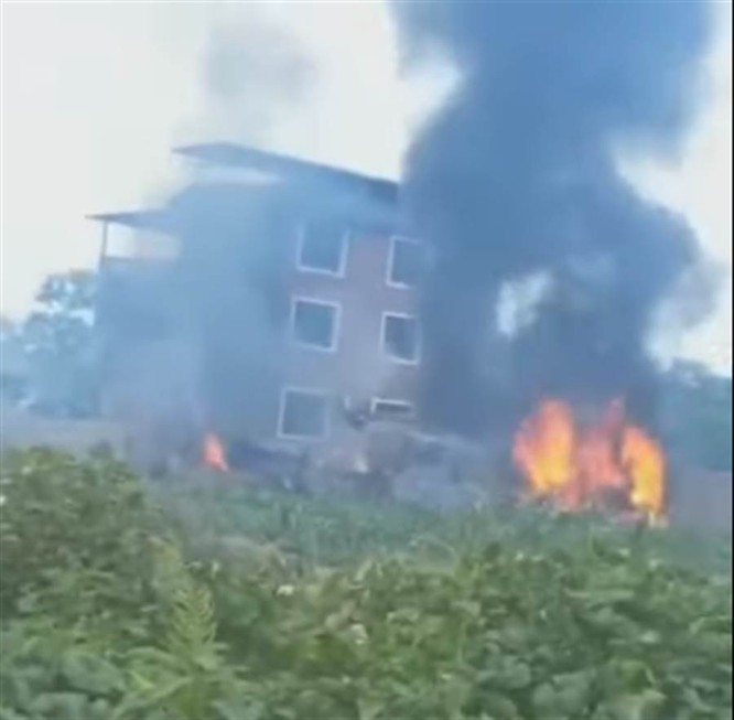 Máy bay rơi tạo thành đám cháy dữ dội (Ảnh: China Times).