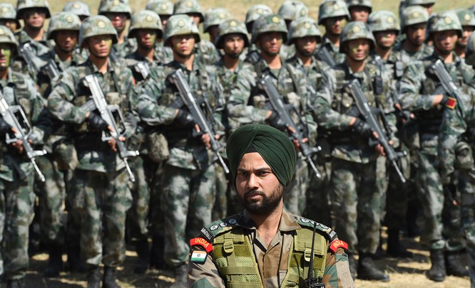 Một người lính Ấn Độ trước đám đông lính Trung Quốc (Ảnh: AFP).