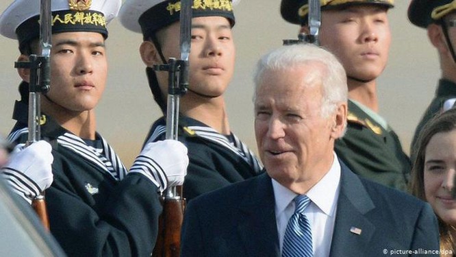 Ông Trump luôn cảnh báo: Nếu Biden thắng, Trung Quốc sẽ thắng, vì Trung Quốc sẽ sở hữu nước Mỹ (Ảnh: Deutsche Welle).