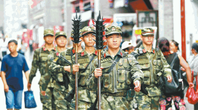 Lang nha côn - vũ khí thời trung cổ hiện vẫn được trang bị cho lính Trung Quốc (Ảnh: Apple daily).