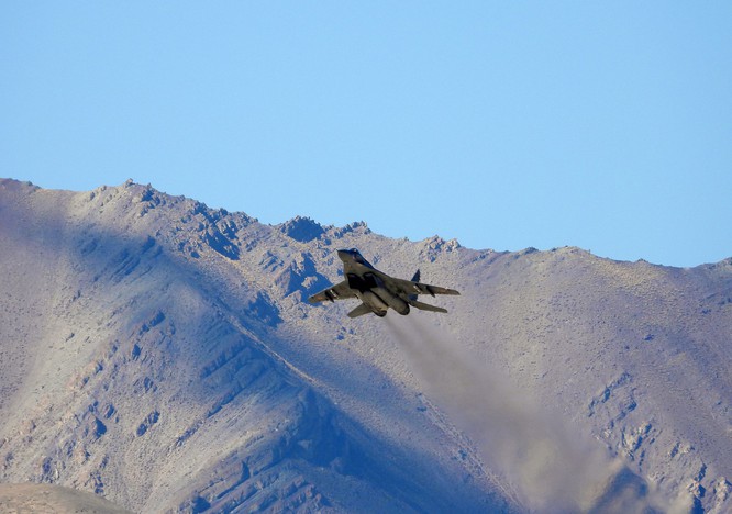 Máy bay chiến đấu của Ấn Độ bay tuần tra khu vực xẩy ra tranh chấp ở biên giới Ladakh (Ảnh: Reuters).
