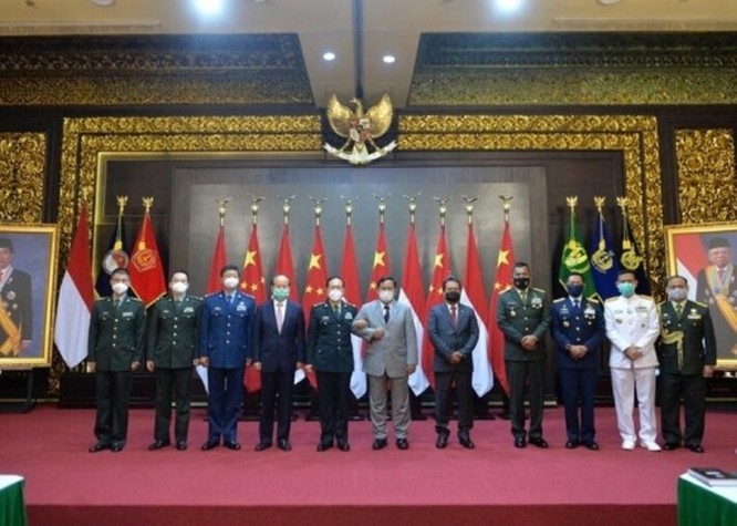 Phái đoàn Bộ Quốc phòng Trung Quốc và Indonesia chụp ảnh lưu niệm sau khi hội đàm (Ảnh: Đông Phương).