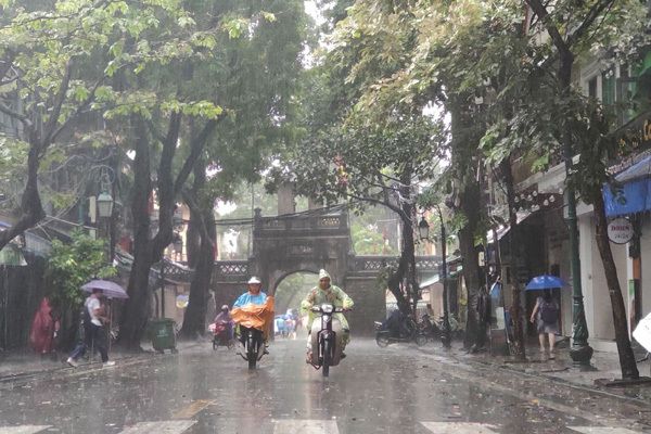 Dự báo thời tiết 3 ngày tới, vào giữa tuần cả không khí lạnh và bão có thể đồng thời ảnh hưởng đến Việt Nam, gây ra nhiều hình thái thời tiết cực đoan, nhất là ở miền Bắc.