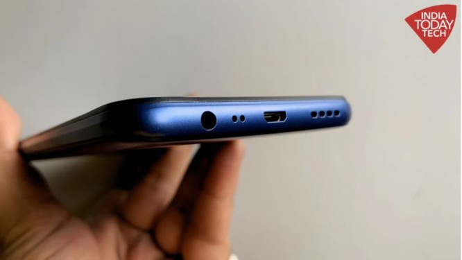 Realme C12 chỉ sử dụng cổng sạc microUSB và không có sạc nhanh (Ảnh: Indiatoday)