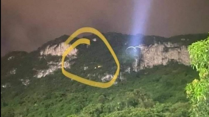 Sau nhiều giờ triển khai lực lượng, Công an và chính quyền huyện Định Hóa, Thái Nguyên đã giải cứu thành công 2 học sinh mắc kẹt trên núi đá.