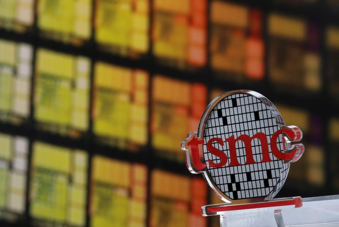 Lệnh cấm của Mỹ đã buộc nhà sản xuất chip hàng đầu thế giới TSMC phải tách khỏi Huawei (Ảnh: Reuters).