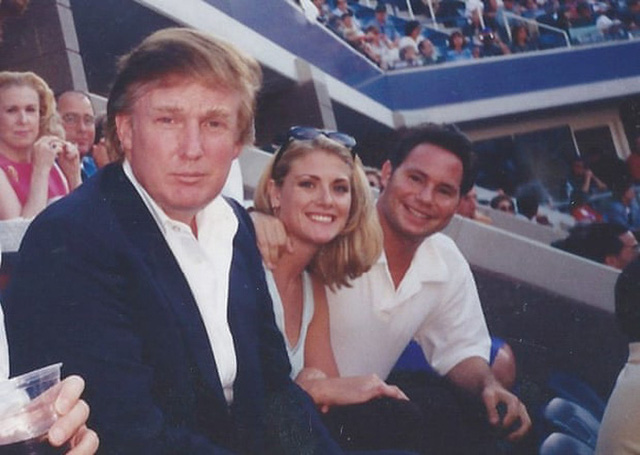 Dorris (giữa) ngồi cạnh ông Trump và bạn trai Jason Binn khi theo dõi một trận đấu thuộc giải Tennis Mỹ mở rộng hồi năm 1997. Ảnh: Guardian.