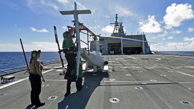 Trực thăng trinh sát không người lái MQ-8B trên tàu chiến Mỹ (Ảnh: Hạm đội Thái Bình Dương).