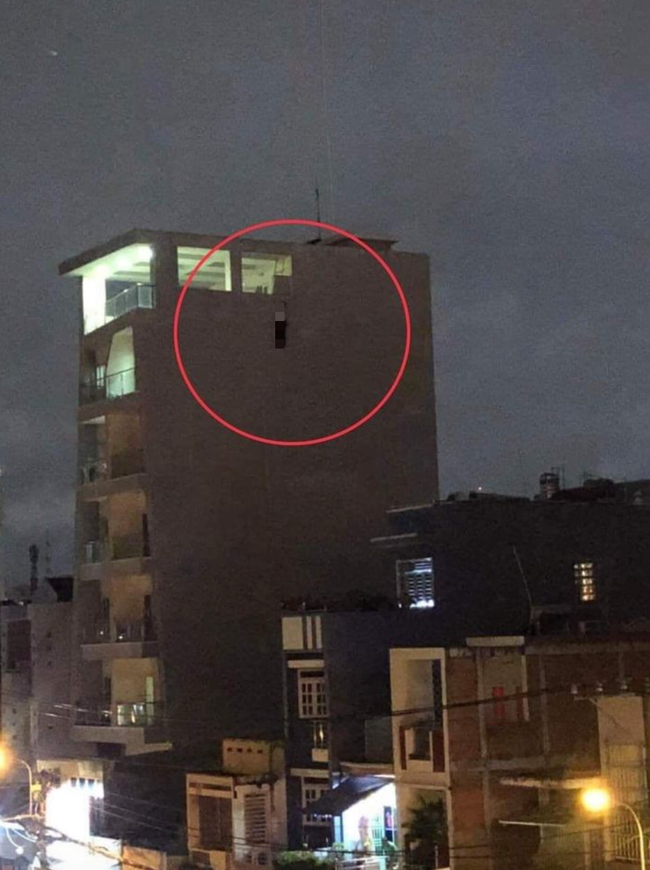 Theo quan sát, khu vực nạn nhân treo cổ gần sân thượng, thuộc tầng 8 tòa nhà.