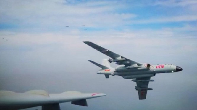 Máy bay H-6K của Trung Quốc mang vũ khí bay vào không phận Đài Loan (Ảnh: Đa Chiều).