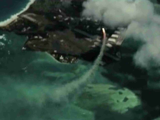 Hình ảnh trích video Không quân Trung Quốc công bố về máy bay H-6K mô phỏng tấn công căn cứ quân sự được cho là của Mỹ ở Guam (Ảnh: Đa Chiều).