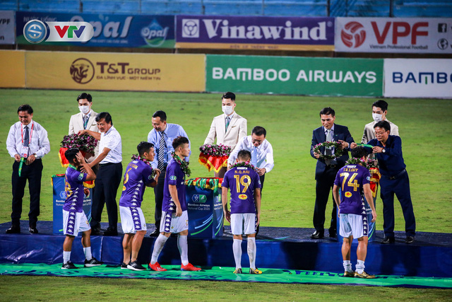 Các cầu thủ Hà Nội FC lần lượt lên nhận huy chương, hoa chúc mừng chức vô địch