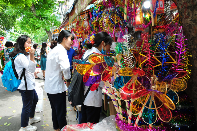  Các loại đồ chơi truyền thống được bày bán tại phố Hàng Mã.