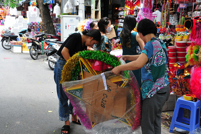  Phố Hàng Mã không chỉ là chợ đồ chơi Trung thu để người dân Hà Nội tới tham quan, mua sắm mà còn là nơi cung cấp đi các nơi.