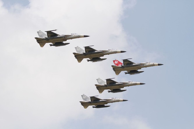 Không quân Đài Loan hiện có 130 chiếc IDF (Kinh Quốc) được chế tạo trên cơ sở F-16 của Mỹ (Ảnh: BBC).