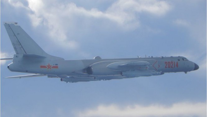 Máy bay ném bom H-6 của Trung Quốc bay vào không phận Tây Nam Đài Loan (Ảnh: BBC).