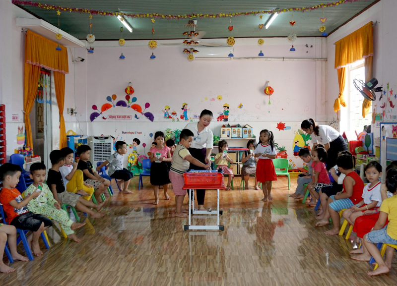 Học sinh mầm non tại Trường mầm non phường Bình Định trong giờ uống sữa học đường