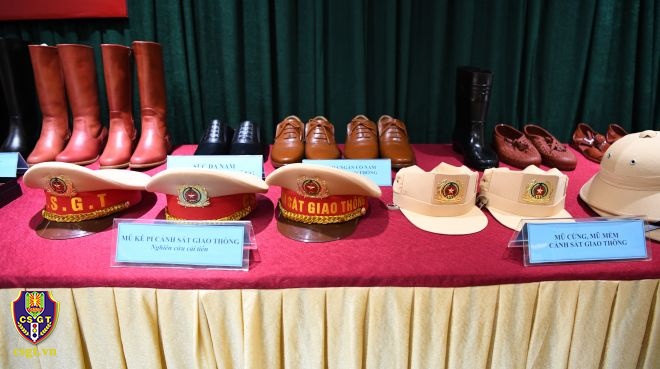 Các loại mũ và giầy dự kiến trang bị cho CSGT (ảnh: Cục CSGT)