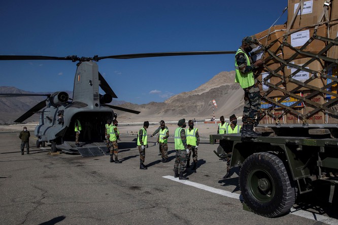 Máy bay vận tải CH-47 Chinook của quân đội Ấn Độ vận chuyển hàng ra biên giới (Ảnh: Rauters).