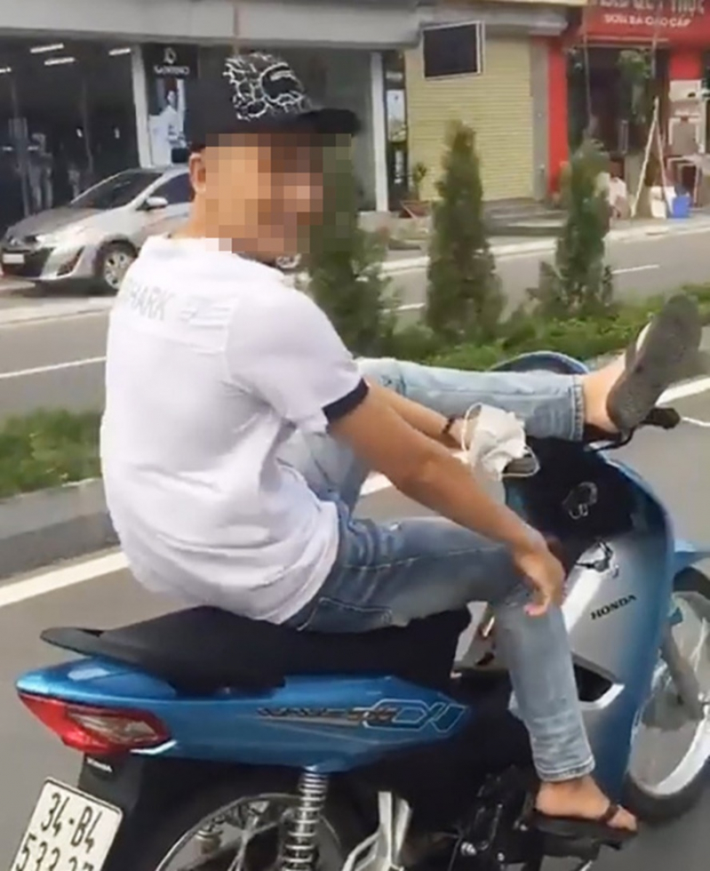 Nguyễn Ngọc Sơn - nam thanh niên Hải Dương không đội mũ bảo hiểm, điều khiển xe máy bằng bị xử phạt số tiền hơn 4 triệu đồng.