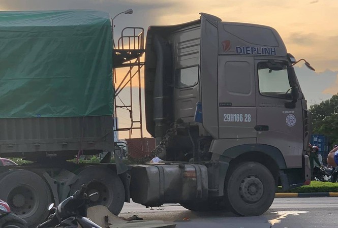 Chiều 26/9, một vụ tai nạn giao thông nghiêm trọng giữa xe container và xe máy xảy ra tại khu vực ngã tư Metro (quận Hồng Bàng, TP Hải Phòng) khiến 3 người trong một gia đình thương vong.