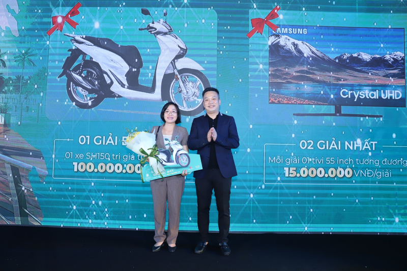 Ông Nguyễn Hồng Đô – đại diện MIKGroup trao thưởng cho khách hàng Nguyễn Thị Hoa trúng xe máy SH 150i