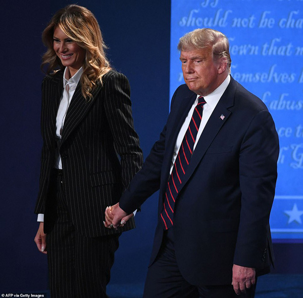  Bà Melania Trump lại mạnh mẽ và cá tính với vest đen.