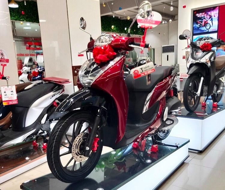 Bảng giá xe máy Honda hôm nay 31/10, hãng xe Nhật Bản Yamaha vừa đưa ra thị trường dòng xe ga Vinoora với thiết kế lạ nhằm soán ngôi Honda SH Mode.