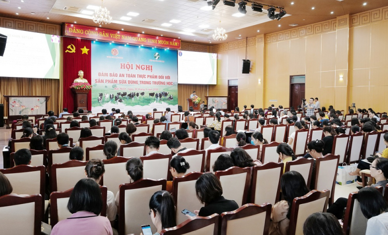 Sáng 30/9, hơn 300 đại biểu và cán bộ giáo dục đã đến tham dự “Hội nghị đảm bảo an toàn thực phẩm đối với sản phẩm sữa dùng trong trường học” do Hiệp hội sữa Việt Nam tổ chức.