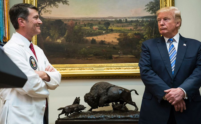 Bác sĩ Sean Conley (trái) và Tổng thống Mỹ Donald Trump (phải). Ảnh: AP.