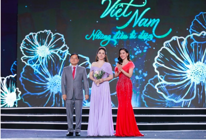 Cố vấn sắc đẹp Xuân Hương (đứng giữa) cùng đại diện BTC cuộc thi Hoa hậu Việt Nam 2020