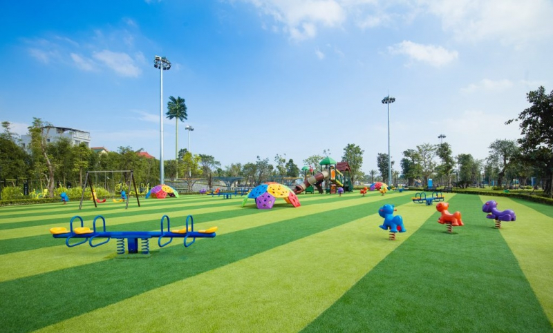 Khu vui chơi trẻ em trong công viên xanh mát