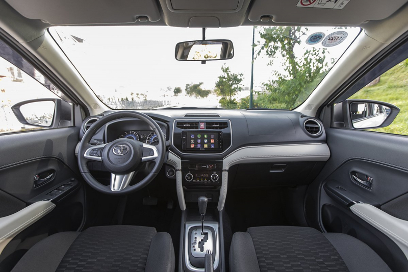 Toyota Rush 2020có vô lăng 3 chấu bọc da tích hợp nút điều khiển, ghế ngồi bọc nỉ với ghế lái chỉnh 6 hướng