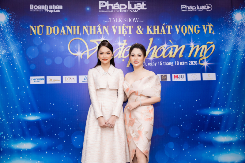 Hoa hậu Doanh nhân Xuân Hương (bên phải) và Hoa hậu Hương Giang tại buổi talkshow