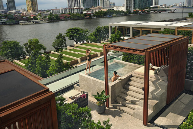  Bể bơi có tầm nhìn ra sông của khách sạn xa xỉ Capella ở Thái Lan. Ảnh: Capella Bangkok.