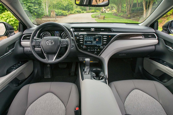 Nội thất Toyota Camry sở hữu nhiều trang bị tiện nghi, đặc biệt là phiên bản 2.5Q cao cấp có điều hòa 3 vùng độc lập thay vì 2 vùng như bản 2.0.