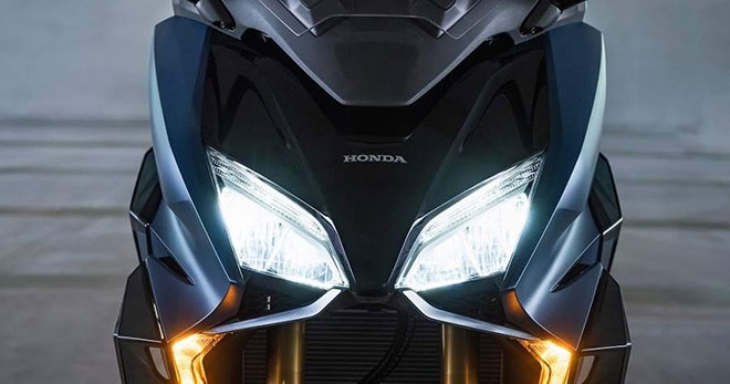 Cụm đèn trước của Honda Forza 750 được tạo hình chữ X và kéo dài xuống đèn báo rẽ phía dưới