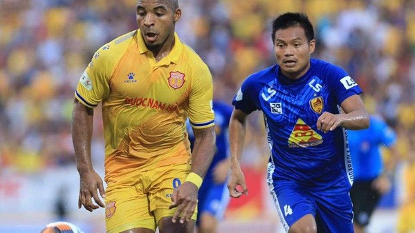 Đánh bại DNH Nam Định với tỷ số 2-0, Quảng Nam nuôi hi vọng ở lại sân chơi bóng đá lớn nhất nhưng cách biệt với xuất play-off tới 4 điểm nữa.