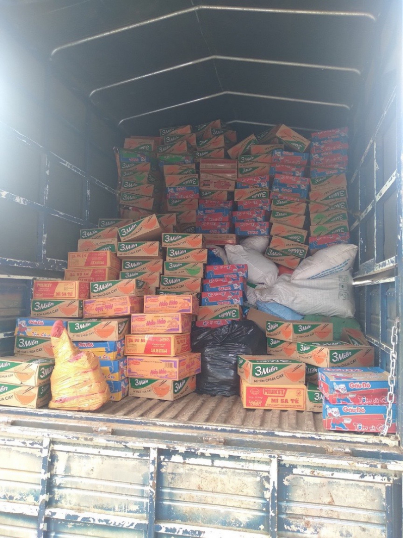 Những thùng mì tôm, thực phẩm được đưa lên xe tải chuyển đến đồng bào miền Trung.