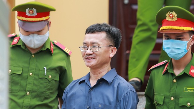 Bị cáo Nguyễn Quang Vinh, cựu Trưởng phòng Khảo thí, Sở GD-ĐT tỉnh Hòa Bình lĩnh 8 năm tù.