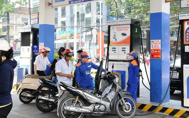 Giá xăng giảm mạnh ngày mai 27/10 trong kỳ điều hành giá xăng dầu mới. Giá xăng dầu giảm do giá xăng thành phẩm thị trường Singapore giảm khoảng 3-4%.