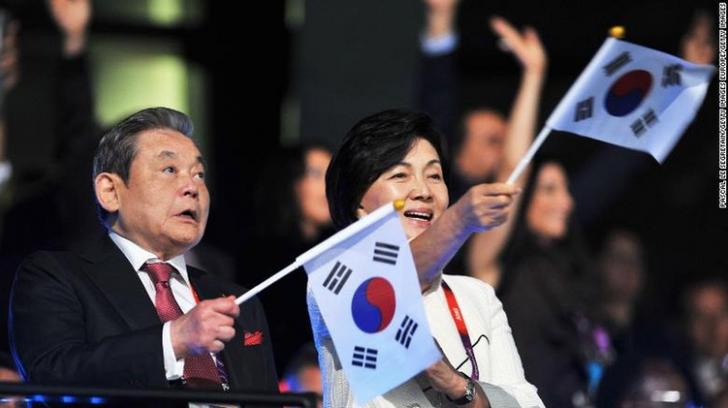 Ông Lee Kun-hee và vợ Ra-Hee Hong tại lễ khai mạc Thế vận hội London năm 2012 (ảnh: CNN)
